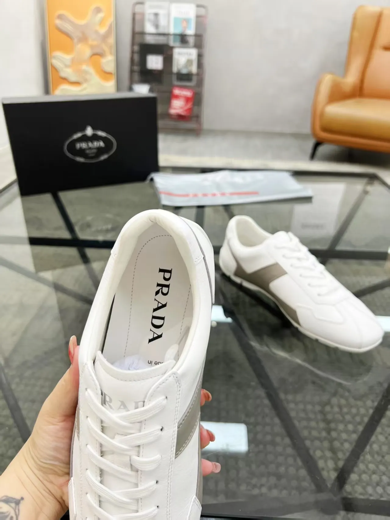 P400 38-45 Prada Prada’s new men’s leather sneakers, the highest version on the market, any comparison is welcome🆚! The original leather has excellent texture and is super high-end! Fetal sheep net lining imported from Italy, removable pad! Luxurious materials and fine workmanship, highly recommended!